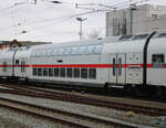 IC-Doppelstock-Wagen am 07.04.2023 im Rostocker Hbf.