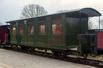Der zweiachsige meterspurige Personenwagen der Gattung Bi (ex Ci), ex MEG 56 (Mittelbadischen Eisenbahnen AG), am 31 März 2013 beim Kleinbahnmuseum Selfkantbahn der IHS - Interessengemeinschaft Historischer Schienenverkehr e. V. in Schierwaldenrath.




Der zweiachsige meterspurige Personenwagen der Gattung Bi (ex Ci), ex MEG 45 (Mittelbadischen Eisenbahnen AG), am 31 März 2013 beim Kleinbahnmuseum Selfkantbahn der IHS - Interessengemeinschaft Historischer Schienenverkehr e. V. in Schierwaldenrath.

Der Wagen 45, wie auch der Wagen 46, wurde 1909 von den Werkstätten der  Straßburger Straßenbahn-Gesellschaft für das rechtsrheinische Netz der Straßburger Straßenbahn bei Kehl gebaut. Im Jahr 1914 wurden von der Waggonfabrik Rastatt AG wurden die fast baugleichen Wagen 54 und 56 gebaut, alle vier Wagen sind heute bei der Selfkantbahn. 

Am 30.6.1923 erfolgte die Gründung der MEG (Mittelbadischen Eisenbahnen AG) in Lahr, zum 01.11.1923 erfolgte die Betriebsübernahme des rechtsrheinischen Netzes der SSG durch die MEG. In den 1930er Jahre mit Beginn des Triebwagenverkehrs erhielten die nun als Beiwagen eingesetzten Wagen einen Ofen.

TECHNISCHE DATEN:
Hersteller: Straßburger Straßenbahn (45, 46), Waggonfabrik Rastatt AG (54, 56)
Baujahr: 1909 (45, 46) und 1914 (54, 56). Fabrik-Nr. 10575 (56), 10577 (54)
Spurweite: 1.000 mm (Meterspur)
Bauart: Ci
Länge über Puffer:10.100 mm (56: 9.500)
Breite: 2.600 mm
Achsstand 4.500 mm
Sitzplätze 40 (nach Ofeneinbau 36)
Gewicht 8,5 t (Wagen 56: 9 t)
Heizung: Dampf (später auch Ofen), ab 1992 wieder Dampfheizung
Bremse: K-P / Handspindel
