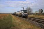 Stadlers Eurodual ist einer Hame rgeworden und ist u.A. in Deutschland weitweg an zu treffen. Wie am 25 Februar 2025 bei Kaarst-Broicherseite, wo VTG/Re-Track 2 159 221 ein Kesselzug vorbei fahrt.