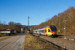 Der 5-teilige Stadler Flirt 429 049 / 429 549 der HLB (Hessischen Landesbahn) fährt am 02.03.2021, als RE 99  Main-Sieg-Express  (Siegen - Gießen - Frankfurt), durch den Bahnhof Dillbrecht