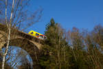 Ein Alstom Coradia LINT 41 der neuen Generation (VT 50x) der HLB (Hessische Landesbahn) fährt am 23.02.2021, als RB 95  Sieg-Dill-Bahn  Siegen - Dillenburg, über den Rudersdorfer Viadukt in Richtung Dillenburg.