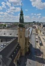 Blick vom Riesenrad auf dem ehemaligen Busbahnhof auf den Bahnhofsvorplatz der Stadt Luxemburg auf den Bahnhofsturm.