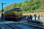 01.10.2023 Dieseltag im Fond de Gras. Diesellok 1806 fährt im Bahnhof vom Fond de Gras vor die abgestellten Personenwagen. (Händy Foto Jeanne)