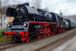 Hier eine klein Fotospielerei:
Die Personenzuglokomotive 23 1097 alias 35 1097-1 (90 80 0035 097-9 D-IGTL) der Interessengemeinschaft Traditionslok 58 3047 e. V. (Glauchau), ex DR 35 1097-1 (1970-1981), ex DR 23 1097, fährt am 02 November 2024 mit einem Dampfpendelzug der Eisenbahnfreunde Treysa e.V. zwischen Dillenburg und Betzdorf via Siegen, durch den Bahnhof Kirchen/Sieg. Hätte ich vorher gewusst dass es eine Pendelfahrt ist, so wäre ich noch bis zur Rückfahrt geblieben, aber dennoch glücklich endlich mal wieder eine große Dampflok vor der Linse.