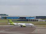 YL-AAW Air Baltic Airbus A220-371 mit dem Name  Ventspils  Baujahr 2020. Flughafen Schiphol Amsterdam, Niederlande 04-06-2026.

YL-AAW Air Baltic Airbus A220-371 met de naam  Ventspils  bouwjaar 2020. Luchthaven Schiphol 04-06-2026.