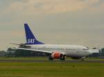 SAS Boeing 737-600 geregistreerd als SE-DTH en met de naam Vile Viking op de Polderbaan luchthaven Schiphol. Eerste vlucht van dit vliegtuig 09-12-1999. IJweg Vijfhuizen 08-09-2013.