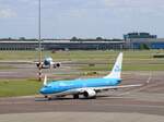 KLM PH-BXF Boeing 737-8K2 mit dem Name Zwaluw / Swallow. Erstflug dieses Flugzeugs war am 31-05-2000. Flughafen Schiphol Amsterdam, Niederlande 23-06-2025.

KLM PH-BXF Boeing 737-8K2 met de naam Zwaluw / Swallow. Eerste vlucht van dit vliegtuig op 31-05-2000. Luchthaven Schiphol 23-06-2025.