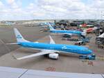 KLM PH-BCK Boeing 737-8K2 mit dem Name  Amsterdam Albatros . Erstflug dieses Flugzeugs war am 17-04-2019. Flughafen Schiphol Amsterdam, Niederlande  23-06-2025.


KLM PH-BCK Boeing 737-8K2 met de naam  Amsterdam Albatros . Eerste vlucht van dit vliegtuig was op 17-04-2019. Luchthaven Schiphol 23-06-2025.