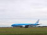 PH-BQH KLM Boeing 777-206ER mit dem Name  Hadrians Wall . Erstflug dieses Flugzeugs war am 30-09-2004. Flughafen Amsterdam Schiphol, Niederlande. Vijfhuizen 30-06-2024.

PH-BQH KLM Boeing 777-206ER met de naam  Hadrians Wall . Eerste vlucht van dit vliegtuig was op 30-09-2004. Polderbaan luchthaven Schiphol. Vijfhuizen 30-06-2024.