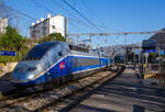 Der TGV Euroduplex / RGV 2N (2N2) Rame 803 (Triebzug 803) fährt am 26 März 2015 als TGV 9756 / 9757 (Genf - Marseille - Niza) durch den Bahnhof Marseille-Blancarde in Richtung Niza.