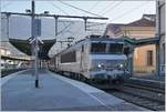 Die SNCF BB 22209 mit ihrem TER 96556 von Genève nach Lyon Part Dieu beim Halt in Bellegarde(Ain).