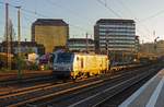 37 012 aus dem akiem Mietlokpool fhrt am 04.12.19 durch Dsseldorf-Rath Richtung Ruhrgebiet.