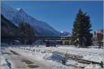 Pünktlich zur Abfahrt des Triebzuges 94 87 0001 854-2 F SNCF, der als TER 18911 von Chamonix Mont Blanc nach Vallorcine fährt, erreichten die Sonnestrahlen endlich den nördlichen