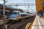 Der TGV Réseau 540 (TGV 28080) steht am 17 Juni 2013 im Bahnhof Luxemburg, dieser wurde 1993 gebaut.

Die 1992 bis 1994 bei GEC Alsthom gebauten TGV Réseau wurden direkt von den (1988 bis 1992 gebauten) TGV Atlantique abgeleitet, und unterscheiden sich äußerlich vor allem an den auf acht reduzierten Mittelwagen, statt zehn.
Diese Züge sind unempfindlich gegen Druckwellen, im Gegensatz zu den TGV Atlantique, das heißt zum Beispiel man merkt keine Druckschwankungen am Eingang oder Ausgang eines Tunnels.

Die TGV Réseau der Serie 28000 haben zwei Stromsysteme (25 kV / 50 Hz und 1,5 kV Gleichstrom), die der Serie 38000 drei (zusätzlich 3,0 kV Gleichstrom). Von der Serie 28000 wurden 50 Triebzüge und von der Serie 38000 40 Treibzüge gebaut, wobei 10 Stück der Serie 38000 TGV Thalys PBA sind. Die Triebzüge bestehen aus je zwei Triebköpfen und acht Mittelwagen. 

TECHNISCHE DATEN:
Länge: 200.000 mm
Breite: 2.900 mm 
Leergewicht: 383.000 kg
Sitzplätze: 377 (120 in der 1. und 257 in der 2. Klasse)
Höchstgeschwindigkeit: 320 km/h (früher 300 km/h)
Leistung: 8.800 kW bei 25 kV 50 Hz / 3680 kW bei 1,5 kV bzw. 3 kV Gleichstrom
Achsfolge: Bo'Bo'+2' 2' 2' 2' 2' 2' 2' 2' 2'+Bo'Bo'

