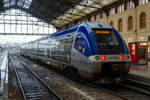 Der vierteilige BGC-Triebzug (AGC - autorail à grande capacité) der SNCF TER Provence-Alpes-Côte d'Azur (TER Zou !), B 81785 - B 81786 steht am 25 März 2015 im Bahnhof Marseille-Saint-Charles zur Abfahrt nach Aix-en-Provence bereit. 

Die SNCF-Baureihe B 81500 Zweikraftversion des autorail à grande capacité (AGC) des Herstellers Bombardier, sie können sowohl mit Dieselantrieb als auch elektrisch unter 1,5 kV Gleichspannung fahren. Den B 81500 gibt es als dreiteiligen und vierteiligen Zug. Ein Triebzug jeweils zwei angetriebene Enddrehgestelle, die dazwischen liegenden Drehgestelle sind Jakobs-Drehgestelle.

Der Autorail Grande Capacité kurz AGC (deutsch: „Triebwagen mit großer Kapazität“) ist ein Triebzug der von Bombardier in Crespin für die SNCF gebaut wurde. Diesen Zug gibt es als Diesel-, Elektrische- und Hybridvariante, die verschiedene Baureihen des AGC sind:
•	die X 76500: Dieselversion, auch als XGC bezeichnet.
•	die Z 27500: Elektrische Zweistrom-Version für 1500 V Gleichstrom und 25 kV 50 Hz Wechselstrom, diese Züge werden auch ZGC bezeichnet.
•	die B 81500 (wie hier gezeigt): Zweikraftvariante bzw. Hybridvariante mit Dieselantrieb (diesel-elektrisch) und elektrische Version für 1500 V Gleichspannung, auch BGC bezeichnet.
•	die B 82500: Hybridvariante und Zweistrom-Version, mit Dieselantrieb (diesel-elektrisch) und elektrische Version für 1500 V Gleichspannung sowie 25 kV 50 Hz Wechselstrom, werden auch BBGC oder BiBi bezeichnet.

Beschreibung:
Im Jahr 2002 gewann Bombardier die Ausschreibung für die autorail à grande capacité, welche die bisherigen lokbespannten TER ablösen. Diese Triebzugserie ist die bisher größte Einzelbestellung in der Geschichte der SNCF (Société nationale des chemins de fer français / deutsch ‚Nationale Gesellschaft der französischen Eisenbahnen‘). Nur die folgenden neuen Züge des Typs Régiolis und Bombardier Régio2N wurden in noch größerer Stückzahl bestellt (Auslieferung ab 2013). Die »Autorail à grande capacité« wurden in drei weiteren Versionen beschafft: als Zweisystemfahrzeuge Z 27500 für 1,5 kV Gleich- und 25 kV Wechselspannung bei 50 Hz (ZGC), als Dieseltriebwagen X 76500 (XGC) und als Zweikraft- und Zweisystemausführung B 82500 für 1,5 kV Gleich- und 25 kV Wechselspannung mit zusätzlichem Dieselantrieb (BBGC/BiBi).

Die B 81500 wurden drei- und vierteilig beschafft. Bei der SNCF sind 59 vier- und 126 dreiteilige Züge im Einsatz. Die B 81500 sind auf elektrifizierten und auf nichtelektrifizierten Strecken einsetzbar, wobei Fahrleitungsbetrieb nur unter 1,5 kV Gleichspannung möglich ist. Die sehr ähnlichen Fahrzeuge der Baureihe B 82500, können auch im mit Wechselspannung von 25 kV bei 50 Hz elektrifizierten Netz elektrisch fahren. Die Gleichspannungszweikraftwagen wurden durch die Regionen Aquitanien, Burgund, Centre-Val de Loire, Languedoc-Roussillon, Limousin, Midi-Pyrénées, Provence-Alpes-Côte d’Azur, Poitou-Charentes und Rhône-Alpes für den Einsatz als TER bestellt. In diesen Regionen sind bislang nur die Hochgeschwindigkeitsstrecken mit 25 kV elektrifiziert, was die Wechselspannungsausrüstung entbehrlich macht.

TECHNISCHE DATEN der Baureihe B 81500 / BGC - AGC:
Spurweite: 1.435 mm (Normalspur)
Gebaute Stückzahl:  185 (59 vierteilige und 126 dreiteilige Züge)
Hersteller:  Bombardier Transportation
Baujahre:  2004 – 2010 (dieser 2010)
Achsformel:  Bo'2'2'2'Bo' (Dreiteiler Bo'2'2'Bo')
Länge über Kupplung:  72.800 mm (Dreiteiler 57.400 mm)
Höhe:  4.020 mm
Breite:  2.950 mm
Wagenkastenlängen: 21.000 mm (Endwagen) / 16.400 mm (Mittelwagen)
Drehzapfenabstände: 16.400 / 15.400 / 15.400 / 16.400 mm (Vierteiler)
Achsabstand in den Trieb-Drehgestellen:  2.300 m
Achsabstand in den Lauf-Drehgestellen:  2.800 m
Leergewicht:  163,2 t (Dreiteiler 134,9 t)
Höchstgeschwindigkeit: 160 km/h
Traktionsleistung im Dieselbetrieb: 1.248 kW (diesel-elektrisch)
Traktionsleistung elektrisch unter Oberleitung (1,5 kV):  1.900 kW
Dieselmotoren (diese trieben je einen Generator an):  
2 Stück MAN V 12-Zylinder wassergekühlter Viertakt-Dieselmotor mit Abgasturboaufladung und Ladeluftkühlung vom Typ MAN D2842 LE 606
Daten eines Motors:
Hubraum: 21,93 Liter / 21.930 cm³ (Bohrung Ø 128 mm x 142 mm Hub)
Leistung: 662 kW (900 PS)
Maximales Drehmoment: 3.300 Nm
Drehzahl: 2.100 U/min
Tankinhalt:  2 × 1500 l
Leistungsübertragung:  elektrisch / diesel-elektrisch
Anzahl der Fahrmotoren: 4 Asynchronmotoren
Stromsystem: 1,5 kV DC (Gleichstrom aus Oberleitung
Kupplungstyp: Scharfenbergkupplung
Sitzplätze: 174 und 26 Klappsitze (133 und 20 Klappsitze beim Dreiteiler)
