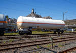 Vierachsiger Drehgestell-Druckgaskesselwagen der Gattung Zags, 37 84 7819  086-1 NL-ATRR, des französischen Waggonvermieters ATIR-RAIL (Paris) am 27.04.2021 im Zugverband (Zugschluss) bei einer