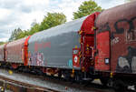 Vierachsiger Drehgestell-Flachwagen mit verschiebbarem Planenverdeck und Lademulden für Coil-/Spaltbandtransporte, 33 87 4669 611-5 F-ERSA der Gattung Shimmns, der französischen Vermietungsfirma ERMEWA S.A., abgestellt am 12 September 2024 im Zugverband, auf dem KSW Rbf in Herdorf (Betriebsstätte Freien Grunder Eisenbahn - NE 447). Leider bieten solche Wagen immer sehr viel Fläche für diverse Schmierfinken und sind leider so fast alle umfangreich beschmiert. 

Der Wagen wurde 2023 vom französischen Hersteller INVEHO UFO in Orval unter der Fabriknummer 121-135 gebaut, die Drehgestelle vom Typ Y25 Lsi-C sind von der französischen Firma TECHNI INDUSTRIE in Bonchamp-les-Laval.

Die Ausstattung mit fünf Lademulden sowie das Planverdeck optimieren die Beförderung nässeempfindlicher Coils (Blechrollen/aufgewickeltes kalt gewalztes Blech). Diese Planen können jeweils soweit zusammen geschoben werden, dass zum Be- und Entladen die Ladefläche zu 2/3 freigelegt ist. Der Wagen ist für die Beförderung von schweren witterungsempfindlichen Blechrollen (Coils) mit 5 fest im Untergestell eingebauten Lademulden ausgerüstet.

Die Lademulden können wie folgt belegt werden:
Lademulden 1 und 5 für Ø1.000 mm bis 2.250 mm mit je max. 34 t
Lademulden 2 und 4 für Ø 800 mm bis 1.700 mm mit je max. 17 t

Lademulden 3 für Ø 1.000 mm bis 2.700 mm mit max. 45 t

TECHNISCHE DATEN:
Spurweite: 1.435 mm
Achsanzahl: 4 (in 2 Drehgestelle)
Länge über Puffer: 12.040 mm
Länge der Ladefläche: 10.800 mm
Drehzapfenabstand: 7.000 mm
Achsabstand im Drehgestell: 1.800 mm
Laufraddurchmesser: 920 mm (neu)
Eigengewicht: 21.600 kg
Höchstgeschwindigkeit: 100 km/h (beladen) / 120 km/h (leer)
Maximales Ladegewicht: 68,4 t (ab Streckenklasse D4)
Kleinster bef. Gleisbogenradius: 35 m
Drehgestelltyp: Y 25 Lsi-C bzw. Y 25 Lsif-C (f = mit eingebauter Handbremse)
Bauart der Bremse: KE-GP-A (K)
Bremssohle: Cosid 810
Handbremse: an einem Drehgestell
Intern. Verwendungsfähigkeit: TEN-GE