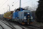 650 077-7 der Firma Vossloh Locomotives GmbH beim Rangieren mit dem Holzzug von Rostock-Bramow nach Stendal am Abend des 15.02.2018 in Rostock-Bramow.