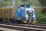 650 077-7 der Firma Vossloh Locomotives GmbH beim Rangieren mit dem Holzzug von Rostock-Bramow nach Stendal am Vormittag des 19.05.2018 in Rostock-Bramow.