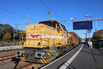 277 018-8 (Wiebe-Lok Nr. 12 Tim Hermann) mit Wiebe Schotterzug von Warnemünde nach Rostock-Bramow bei der Ausfahrt in Warnemünde.18.10.2025