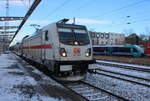 147 561 mit IC 2177(Rostock-Dresden)bei der Ausfahrt im Rostocker Hbf.03.01.2026