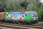 Am Abend des 31.07.2022 stand zur Freude des Fotografen die Neue Werbe Vectron 193 691 mit dem Holzzug von Rostock-Bramow nach Stendal-Niedergörne in Rostock-Bramow.