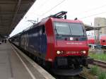 482 028-8 mit Sonderzug 83663 von Berlin-Lichtenberg Richtung Offenburg kurz vor der Abfahrt in BLN-Lichtenberg.(21.05.05)