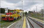 In Alberobello steht auf einem Nebengleis der Treniatalia RFI  autocarello  IT RFI 151 732-1 mit der N° di Servicio FDAGR MI 5098S.