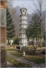 Der  Schiefe Turm von Cuzzago  im Garten des gleichnamigen Bahnhofs.