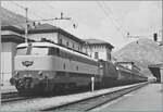 Die formsch�ne FS E 444 018  Tartaruga  (Schildkr�te) in einem eher ungewohnten Aufgabenbereich: Die Schnellzuglok �bernimmt in Domodossola  einen Regionalzug inklusive der  kalten  E 626 in Richtung Milano. 
Die FS verf�gte �ber 117 Loks dieser Baureihe, die mit einer maximalen Geschwindigkeit von 180 km/h im schnellen Schnellzugsverkehr zum Einsatz kamen, sp�ter aber im Frontbereich optisch wenig vorteilhaft umgebaut wurden aber noch lange Zeit im Einsatz standen.

Analogbild vom Mai 1985 