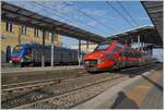 Der FS Trenitalia ETR 700 011 (ex Fyra) ist als Frecciarossa 8802 von Ancona nach Milano unterwegs und hat den Bahnhof von Parma erreicht. Links im Bild ist ein FS Trenitala Regionazug von La Spezia in Parma angekommen. 18. April 2023