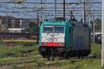 E-Lok 483 009, hat ihren Zug  in der Abstellung des Bahnhofs von Verona abgeh�ngt und durchf�hrt die Abstellung zum Gleiswechsel.
