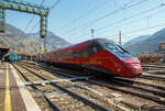 Der NTV ETR 675.07 bzw. Italo EVO von Rom kommend (Roma Termini – Firenze/Florenz – Bologna – Verona – Trento/Trient – Bozen/ Bolzano) hat am 26. M�rz 2022 den Zielbahnhof Bozen erreicht.

Beim Italo EVO (Alstom NTV ETR 675)  handelt es sich um eine Weiterentwicklung des ETR 600, ebenfalls von Alstom, die zur f�nften Generation der der Pendolino-Serie. Diese Z�ge der NTV (Nuovo Trasporto Viaggiatori )wurden unter der Baureihenbezeichnung ETR 675 (ETR von italienisch ElettroTreno Rapido) eingereiht. Anders als der Name der Serie vermuten l�sst, verf�gen sie nicht �ber Neigetechnik. Die Z�ge sind 187 Meter lang und bieten in 7 Wagen 472 Fahrg�sten Platz. Die H�chstgeschwindigkeit betr�gt 250 km/h. Die ersten 4 dieser Z�ge wurden im Dezember 2017 eingesetzt, bis 2018 wurden 22 Exemplare angeschafft. Im Jahr 2021 folgte eine Bestellung �ber vier weitere Triebz�ge, dadurch steigt die Gesamtzahl auf 26 Z�ge.

Die auf der vierten Pendolino-Generation basierenden Triebz�ge sind nach aktuellen TSI-Richtlinien konzipiert und k�nnen unter 25 kV Wechsel- sowie 3 kV Gleichspannung eingesetzt werden. Sie sind mit vier Einholmstromabnehmern des Herstellers Schunk ausgestattet, je zwei f�r Wechselstrom und f�r Gleichstrom, die abwechselnd auf den Wagen vier und f�nf installiert sind. Die f�r den Pendolino namensgebende Neigetechnik wurde nicht verbaut, da das Einsatzprofil der Z�ge in Italien auf Schnellfahrstrecken keine signifikanten Vorteile durch Neigetechnik erfahren h�tte. Als Zugbeeinflussungssysteme sind die italienische SCMT sowie ERTMS verbaut.

TECHNISCHE DATEN:
Hersteller: Alstom Ferroviaria S.p.A. (ex Fiat Ferroviaria) 
Spurweite:  1.435 mm (Normalspur)
Achsformel: Bo'Bo'+Bo'Bo'+2'2'+2'2'+2'2'+Bo'Bo'+Bo'Bo'
L�nge: 187.300 mm
Breite: 2.830 mm
Dienstgewicht: 400 t
H�chstgeschwindigkeit: 250 km/h
Stundenleistung: 5.600 kW
Dauerleistung: 5.500 kW 
Treibraddurchmesser:  920 mm (neu)
Motorentyp: Drehstrom-Asynchron, Typ 6FJA 3257
Stromsysteme: 3.000 V DC und 25 kV 50 Hz AC
Sitzpl�tze:  472