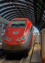 Ein Trenitalia  Frecciarossa  (roter Pfeil) ETR 500 am 12.07.2022 im Bahnhof Milano Centrale (Mailand Hbf).