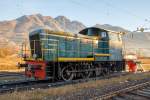   Die Dieselrangierlok D.245.442-8 (98 83 2245 442-8 I-TI) der Trenitalia (100-prozentige Tochtergesellschaft der FS), ex FS 245.2242, abgestellt am 27.12.2015 im Bahnhofsareal in Domodossola.