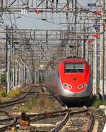  Frecciarossa fhrt mit einer kleinen Versptung in den Bahnhof von Verona ein und wird nach kurzem Halt seine Reise mit unserer Reisegruppe nach Venzia fortsetzen.