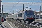 Die Schublok des FS Trenitalia interCity iC 501 von Sestri Levante nach Napoli zeigt sich vollen Gegenlicht, welches dem Zug zudem auch noch die Farbe raubt.