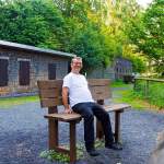 Ein Fotograf aus dem Hellertal auf der  Opa - Baumelbank  am 09.07.2013 im Basaltpark Bad Marienberg (Westerwald).