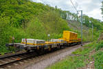 Zweiachsiger Flachwagen 23 81 9100 005-4 A-RTS der Gattung Us, der �sterreichischen Bahnbaufirma Swietelsky Baugesellschaft mbH (Fischamend-Steg), die Standartbeladung sind 2 St�ck Betonkl�tze � 4,3