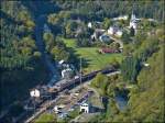 Eine �hnliche Szene vom Aussichtspunkt Hockslay aus gesehen: Der IR 3714 Luxembourg - Troisvierges verl�sst am 01.10.2012 den Bahnhof von Kautenbach.