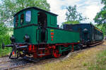 Der dreiachsiger Abteilwagen der ersten Klasse mit Gepäckabteil AMTF 9190, ex SNCB/NMBS AD91900 der belgischen Staatseisenbahnen, der AMTF - Association des Musée et Tourisme Ferroviaires a.s.b.l. (Train 1900), eingereiht im Zugverband hinter der Dampflok AMTF № 8 / ADI 8, am 16 Juni 2013 im Industrie- und Eisenbahnpark Fond-de-Gras, hier in Bois de Rodange. 

Der belgische Personenwagen vom Type GCI (Grande Capacité et Intercirculation / Große Kapazität mit Durchgang) wurde 1921 von Usines Ragheno in Mechelen gebaut und an die belgischen Staatseisenbahnen geliefert. Die GCI-Wagen waren bis Mitte der 1960er im Einsatz. Im Jahre 1973 wurde er von der AMTF Train 1900 käuflich erworben. Dieser 1ste Klasse Abteilwagen beherbergt 5 Abteile, ein Dienst- und ein Gepäckabteil, welche alle mit einem seitlich verlaufenden Gang verbunden sind. Aufbauend auf einem Metallrahmen besteht der Kasten ausschließlich aus Holz.

Dieser Reisezugwagen ist mit einem seitlichen Gang versehen um in die unterschiedlichen Abteile zu gelangen und endet an den Stirnseiten mit einer Tür. An den beiden Stirnseiten befinden sich Übergangsbrücken. Die Übergänge waren aber nur für das Zugpersonal bestimmt. Diese Wagen bekamen die Bezeichnung GCI, wobei das I für  Intercirkulation  stand, also die Verbindung der Wagen und die Korridore, sodass das Personal sozusagen zirkulieren konnte. Der Wagen hat zwar auch noch die durchgehenden Trittbretter und die waagerechten Geländer, diese wurden aber nicht mehr verwendet, da es viele Unfälle geben hatte.

Zwischen 1889 und 1921 wurden von acht verschiedenen belgischen Wagenbaufirmen insgesamt 2876 GC bzw. CGI Wagen für die belgische Staatsbahn gebaut. Die meisten GC-Wagen (ohne Seitengang) wurden noch vor dem zweiten Weltkrieg außer Dienst gestellt, die GCI-Wagen waren bis Mitte der 1960er im Einsatz. Diese Wagen bestimmten somit für viele Jahrzehnte das Bild des Personenverkehres bei der Bahn in Belgien.

TECHNISCHE DATEN:
Baujahr: 1921
Hersteller: Usines Ragheno in Mechelen
Spurweite: 1.435 mm (Normalspur)
Anzahl der Achen: 3
Länge über Puffer: 15.300 mm
Achsstand: 2 x 4.550 mm
Laufraddurchmesser: 1.010 mm (neu)
Breite: 3.100 mm
Höhe über SOK: 3.492 mm
Höchstgeschwindigkeit: 80 km/h
Dienstgewicht: 21 t
Sitzplätze: 30 
