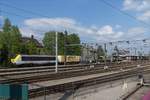 Kaum waren wir aus dem Zug der Museumsbahn  Train 1900  in Ptange ausgestiegen, fuhr auch schon die SNCB HLE 1325 mit einem Gterzug durch den Bahnhof von Ptange.