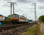 Ein CFL Z2 – CFL Série 2000, der CFL 2006 (94 82 00 2006 1-x L-CFL / 94 82 00 2006 2-x L-CFL) fährt am 15 Juni 2013 auf der Nordstrecke (Bahnstrecke Luxemburg–Spa), hier bei Lintgen in Richtung Mersch. Stefan hatte den Zug wohl schon im Kasten😉 

Das Bild ist schon „historisch“ bis Ende dieses Jahres (2025) sollen alle Z2 Luxemburg in Richtung Rumänien verlassen haben. Sie wurden von dem Unternehmen Ferotrans TFI (ein neuer Akteur auf dem rumänischen Markt) übernommen. So dürfen sie wohl nach 35 Jahren in Luxemburg im Einsatz noch weitere Jahre in Rumänien fahren. 

Die CFL-Serie 2000 ist eine Serie von 22 elektrischen Triebwagen (Doppeltriebwagen bestehend aus Triebfahrwagen und Beiwagen), die von der CFL (Société Nationale des Chemins de Fer Luxembourgeois, deutsch Nationale Gesellschaft der Luxemburgischen Eisenbahnen) zwischen 1990 und 1992 mit den Nummern 2001-2022 in Betrieb genommen wurden. Diese Fahrzeuge sind unter den Eisenbahnern auch als „Z2“ bekannt.

Die Z2 basieren auf der Familie zweiteiliger elektrischer Triebwagen der französischen Staatsbahn SNCF der 1980er Jahren (Z 7300, 7500 für 1500 V =, Z 11500 für 25 kV 50Hz AC und 9500, 9600 für Zweisystem). Die luxemburgische Eisenbahn (CFL) beschaffte 22 dieser Triebwagen (25 kV 50Hz AC) für Einsätze im Nahverkehr. Durch die große Höchstgeschwindigkeit von 160 km/h werden sie auch für Zugläufe auf größeren Entfernungen eingesetzt. Die Bezeichnung Z2 leitet sich vom Bezeichnungssystem für französische Schienenfahrzeuge ab, wo der Kennbuchstabe Z für elektrische Nahverkehrstriebwagen steht, dem eine 2 für zweiteilig hinzugefügt wurde.

Entstehung:
Gegen Ende der 1970er Jahre wollte die SNCF neue elektrische Triebwagen anschaffen, um einerseits ältere elektrische Fahrzeuge abzulösen, die teilweise noch aus den 1920er Jahren stammten und andererseits, um auf neu elektrifizierten Strecken die bisherigen Dieselfahrzeuge zu ersetzen. Man entschied sich für einen schnellen, zweiteiligen Triebwagenzug in Stahl-Leichtbauweise, der den gestiegenen Komfortansprüchen Rechnung tragen sollte. Die Beschaffung geschah über das Konsortium Francorail, einem Zusammenschluss der größeren französischen Eisenbahnlieferanten Alsthom, ANF, De Dietrich, Carel et Fouché, Jeumont-Schneider, MTE und TCO. Zwischen 1980 und 1988 wurden 168 Züge in fünf verschiedenen Varianten gebaut und an die SNCF geliefert. Nach der Bestellung der CFL wurden dann zwischen 1990 und 1992 weitere 22 Fahrzeuge für die CFL, mit dem Stromsystem 25 kV, 50 Hz ~, gebaut und geliefert. 

Das Fahrzeug:
Aufbau:
Ein Triebzug besteht aus zwei Teilen: einem vierachsigen, auf allen Achsen angetriebenen Triebwagen und einem antriebslosen Steuerwagen mit jeweils einem Führerstand. An den Wagenenden ohne Führerstand sind beide Wagen miteinander gekuppelt und durch einen Personenübergang verbunden. Triebwagen und Steuerwagen besitzen pro Längsseite je 2 einflügelige Schwenkschiebetüren der Bauart der französischen Einheitswagen vom Typ VSE, der Zugang ist von außen über drei Stufen möglich. Als Laufdrehgestelle fanden der Bauart Y 32 Verwendung. An den Führerstandsenden befinden sich normale, sehr breit ausgeführte Puffer als Stoßvorrichtungen und dazwischen automatische Scharfenbergkupplungen mit oberhalb liegendem Kontaktaufsatz und in das Kupplungsprofil integrierten Luftkupplungen.

Innenraum:
Die Führerstände besitzen keine Außentüren, der Zugang erfolgt ausschließlich durch die vorderen Fahrgasträume. Zwischen den Großräumen und den Einstiegsräumen und als Trennung zwischen erster und zweiter Klasse sind gläserne, pneumatisch per Handhebel betätigte Schiebetüren eingebaut. Im Gegensatz zu den früher gebauten Nahverkehrstriebwagen, die noch mit Sitzen in 2+3-Anordnung ausgestattet waren, wurden die Sitze der Z2 erstmals in einer 2+2-Anordnung in Großräumen mit Mittelgang eingebaut. In den Zügen der CFL waren auch die Sitze der zweiten Klasse bereits ab Werk stoffgepolstert. Die erste Klasse befindet sich im Triebwagen, der Steuerwagen ist komplett der zweiten Klasse vorbehalten. Die Fenster einer Wagenseite in den Fahrgasträumen lassen sich per Kurbelantrieb um etwa 20 cm öffnen, eine innen schräg angebrachte Scheibe leitet den Fahrtwind ab und verhindert ein Hinauslehnen. Die Fenster der gegenüber liegenden Fahrzeugseite sind feststehend und lassen sich nicht öffnen. Oberhalb der Fenster sind längs der Wagenseiten Gepäckablagen aus Metall angebracht. Die Triebwagen der SNCF besitzen einen Gepäckraum; die CFL verzichtete auf diesen. Im Steuerwagen ist beim Einstiegsraum am Kurzkupplungsende eine Toilettenkabine eingebaut.

Elektrische Ausrüstung:
Alle Z2-Varianten werden von vier eigenbelüfteten Gleichstrommotoren vom Typ TAB 676 B1 auf allen Achsen des Triebwagens angetrieben. Dabei sind die zwei Motoren eines Drehgestells dauerhaft in Reihe geschaltet. Aus Kostengründen entschied man sich dafür, die elektrische Ausrüstung ähnlich zu der in den Triebwagen der Reihe Z 5300 bewährten auszuführen. Die Fahrzeuge der SNCF für das Gleichstromnetz und die Zweisystemfahrzeuge werden deshalb über herkömmliche Anfahr- und Bremswiderstände gesteuert, die in den langen Dachaufbauten auf dem Triebwagen untergebracht sind. Erst die Einsystem-Wechselstromfahrzeuge erhielten eine moderne Thyristorsteuerung und daher deutlich kleinere Dachaufbauten. Der Einholmstromabnehmer für das Gleichstromnetz der SNCF mit 1.950 mm breiter Palette und vier Schleifleisten ist auf dem Triebwagen angebracht, der für das Wechselstromnetz mit schmalerer, 1.450 mm breiter Palette und zwei Schleifleisten befindet sich auf dem Steuerwagen. Mehrsystemfahrzeuge sind mit beiden Stromabnehmern ausgerüstet. Die Steuerung erlaubt die Mehrfachtraktion von bis zu drei Einheiten.

CFL Série 2000 (Typ Nahverkehr) für 25 kV Wechselspannung mit 50 Hz:
Ab Mitte der 1980er Jahre bis zur Jahrtausendwende wurden alle im Personenverkehr bedienten Eisenbahnstrecken in Luxemburg elektrifiziert, Taktverkehr und günstige Fahrpreise wurden eingeführt. Für diese ausgeweiteten Leistungen benötigten die CFL moderne elektrische Triebfahrzeuge. Man griff auf den aus Frankreich bereits bekannten Typ Z 11500 zurück, der ohne wesentliche Änderungen in 22 Exemplaren für die CFL bestellt wurde. Lediglich auf den Einbau eines Gepäckraumes wurde in Luxemburg verzichtet. Die Züge wurden zwischen 1990 und 1992 abgeliefert. Trieb- und Steuerwagen tragen die gleiche Betriebsnummer, sie wurden als 2001 bis 2022 in den Fahrzeugpark der CFL eingereiht. Der Triebwagen des Zuges 2003 wurde im Jahr 1997 bei einem Unfall zerstört und durch einen Nachbau ersetzt, der zusammen mit dem Steuerwagen 2003 wieder unter dieser Nummer eingesetzt wurde. Im Gegensatz zur SNCF kuppelten die CFL bei langwierigen Wartungsarbeiten an Einzelwagen gelegentlich Einheiten aus Trieb- und Steuerwagen unterschiedlicher Garnituren zusammen. Solche Zusammenstellungen wurden bei Verfügbarkeit beider Wagen einer Einheit wieder aufgelöst. Eine Einheit wurde mittlerweile verschrottet. 

2025 wurden mit einer Ausnahme alle (20) Fahrzeuge nach Rumänien verkauft, bleiben aber noch teilweise im Dienst der CFL bis die neuen Einheiten der CFL-Baureihe 2400 die Alstom Coradia Max-Triebwagenserie ausgeliefert waren, welche nun die Strecken des Z2 übernehmen. Lediglich das Fahrzeug 2021 verbleibt bei der CFL als Teil des Eisenbahnerbes Luxemburgs. Bis Ende 2025 sollen alle 20 Z2 Luxemburg in Richtung Rumänien verlassen haben und die letzten Triebwagen in Rumänien ankommen. Sie wurden von dem Unternehmen Ferotrans TFI (ein neuer Akteur auf dem rumänischen Markt) übernommen. So dürfen sie wohl nach 35 Jahren in Luxemburg im Einsatz noch weitere Jahre in Rumänien fahren.

In der Zentralwerkstatt der CFL erhielten die Triebwagen dafür nochmals ein Reengineering und einen letzten Feinschliff so sind die Z2 nun bereit für ein neues Leben in Rumänien.

TECHNISCHE DATEN:
Gebaute Anzahl: 22 für die CFL (SNCF 168 in unterschiedlichen Ausführungen)
Die Hersteller (unter Leitung von De Dietrich):
- mechanischer Teil: De Dietrich, Reichshoffen (Elsass)
- elektrischer Teil: GEC Alsthom, Saint-Ouen-sur-Seine (heute Alstom S.A)
- Triebdrehgestell und Laufdrehgestell: ANF - Industrie, Crespin
- Brems-, Pneumatische-Ausrüstung: Wabco-Westinghouse
- Haupttransformator: Jeumont - Schneider
- Antriebsmotoren: GEC Alsthom

Spurweite: 1.435 mm (Normalspur)
Achsformel: Bo'Bo'+2'2' (Nicht wie viele Quellen sagen 2'Bo'+2'2')
Länge über Kupplung: 50.200 mm (2 x 25.100 mm)
Fahrzeughöhe: 3.680 mm (4.300 über Stromabnehmer)
Fahrzeugbreite: 2.848 mm
Drehzapfenabstände: 17.850 mm / 6.700 mm / 18.250 mm
Achsabstand in den Antriebs-Drehgestellen: 2.600 mm
Achsabstand in den Lauf-Drehgestellen: 2.560 mm
Treibrad Durchmesser: 1.000 mm (neu)
Laufrad Durchmesser:  890 mm (neu)
Fußbodenhöhe: 1.250 mm
Eigengewicht: 108,12 t
Bremsgewicht: 145 t
Anzahl der Fahrmotoren: 4 Stück Typ TAB 676 B1, 750 V, eigenbelüftet
Leistung: 1.200 kW	 
Höchstgeschwindigkeit: 160 km/h
Stromsystem: 25 kV AC 50Hz
Sitzplätze: 168, davon 24 - 1. Klasse / 144 (davon 6 Klappsitze) - 2. Klasse
Stehplätze: 116
Kupplungstyp: Scharfenberg-Kupplung

Der Stromabnehmer befindet sich auf dem Beiwagen. 

Quelle: CFL und Wikipedia
