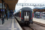 Der Eurocity EC 90 „Vauban“ (Chur – Zürich – Basel – Straßburg – Luxemburg – Brüssel) bestehend aus SBB EC-Reisezugwagen, hat am 14 Juni 2013 gezogen von der SNCF BB 26159 Sybic den Bahnhof Luxemburg Stadt (Gare de Luxembourg) erreicht. Hier macht der EC Kopf, die sechsachsige NMBS/SNCB HLE 2005 wird gleich den Zug mit 2 weiteren belgischen Reisezugwagen übernehmen und ihn Luxemburg über Namur nach Brüssel zu ziehen. 
