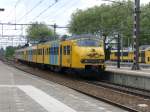 Ein Mat '64-Triebwagen (Plan V) fhrt in den Bahnhof Dordrecht ein.