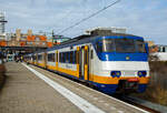 Der zweiteilige NS Sprinter SGMm 2131 (auch Plan Y oder Mat ’74 bekannt), gekuppelt mit dem dreiteiligen SGMm 2967 stehen am 31 M�rz 2018 im Bahnhof Zandvoort aan Zee f�r die Abfahrt nach