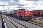 Mit ein (Knick) Kesselwagenzug treft 6434 am 24 Augustus 2018 in Lage Zwaluwe ein.
