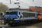 RFO 1831 steht am 11 Februar 2026 in Oss und gratuliert der Fangemeinde der NVBS (Nederlandse Vereniging voor Belangstellenden in Spoor- en tramwezen). Dieser lok wurde 1984 als NS 1631 in Dienst gestellt und wurde 2001 umnummeriert in 1831. Loks der Reihen 1600 und 1800 sind ganz identisch und nür weil die Gutersprate von NS, NS Cargo, ab 2003 Railion, eine eigene Nummerung brauchte, wurden die 1626-1658 in 1826-1858 umgezogen, ohne weitere änderungen. 
 Die 1831 bekam in De4zember 2025 dieser Lackierung für das 75.Jahresjubiläum der NVBS und sol mindestens ein Jahr in diese Farben rundfahren. Die 1600er/1800er können meistens auf die Strecke Amersfoort--Bad Bentheim gesichtet werden, mit einige Abstecker nach Oss oder Amsterdam Westhavens.