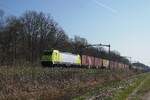 Medway 186 112 glänzt am 18 März 2026 beim Passage durch Tilburg Oude Warande mit ein KLV nach Antwerpen.