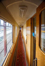 Innenraum/Interieur (Gang) des Salonwagen Prinz Bernhard Sr 8, NL-NS 61 84 89-30 002-9, vom k�niglichen Zug „Koninklijke Trein“ (Hofzug) am 24.